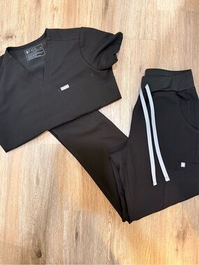 Figs Black Scrub Set